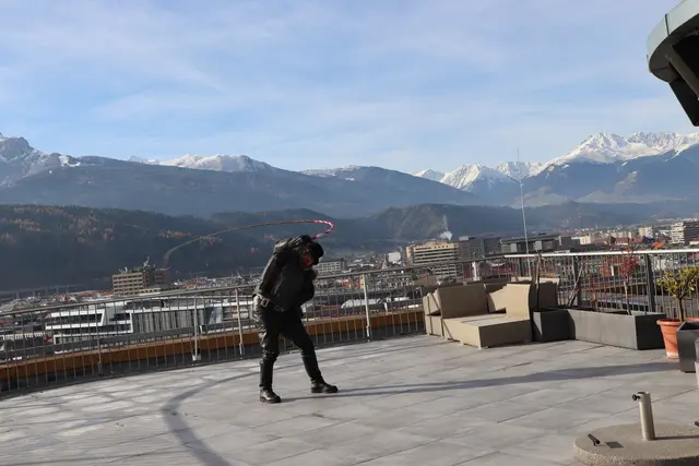 Über den Dächern von Innsbruck gab der Fuhrmann eine Kostprobe seines Könnens. | Foto: Thomas Seelos