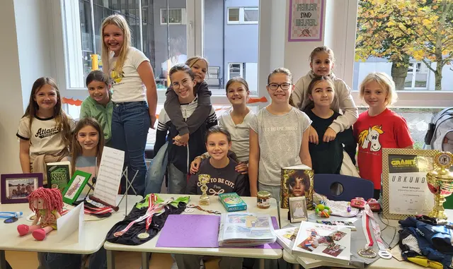 Die 1a der Sport/Mittelschule St. Valentin/Schubertviertel zeigte in einer besonderen „Ich-Ausstellung“, wie unterschiedlich und einzigartig Kinder sind. | Foto: Sport/Mittelschule St. Valentin