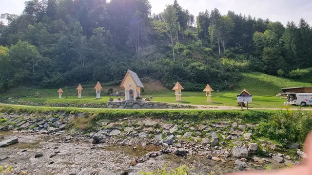 Roland Mutter aus Klagenfurt hat mit Unterstützung eines Freundes einen frei zugänglichen "Marterl-Park" in Bad Eisenkappel geschaffen.
 | Foto: Privat