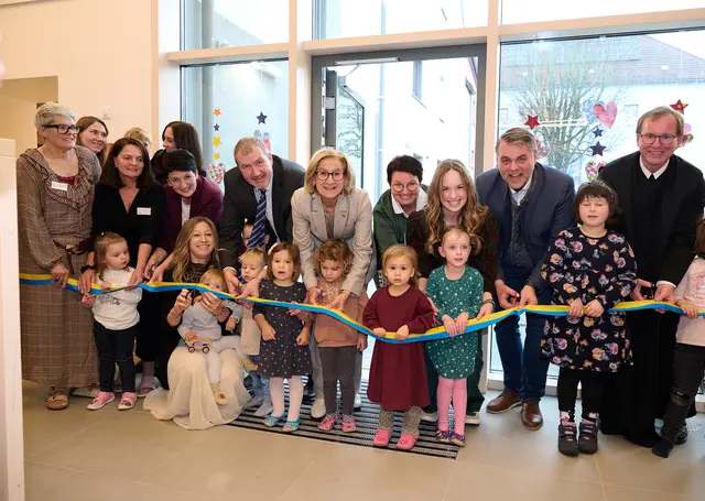 Gruppenfoto beim Durschneiden des Bandes bei der Kindergarteneröffnung. | Foto: NLK Pfeiffer