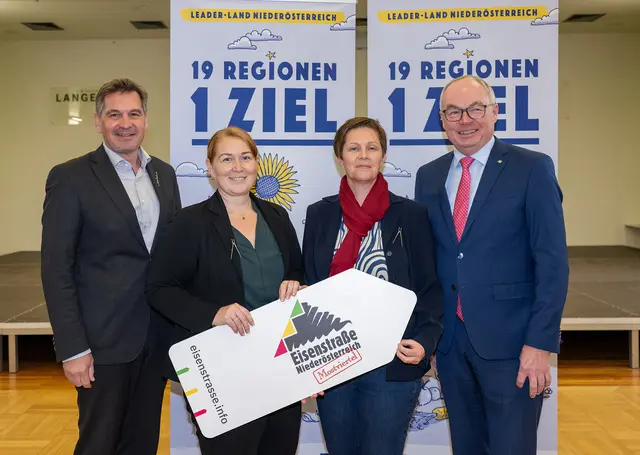 LEADER wirkt: Aus der Region. In der Region. Für die Region: Eisenstraße-Obmann Bgm. Werner Krammer, Eisenstraße-Geschäftsführerinnen Bettina Rehwald und Gudrun Hofbauer, Landeshauptfrau Stv. Stephan Pernkopf


  | Foto: NLK Burchhart