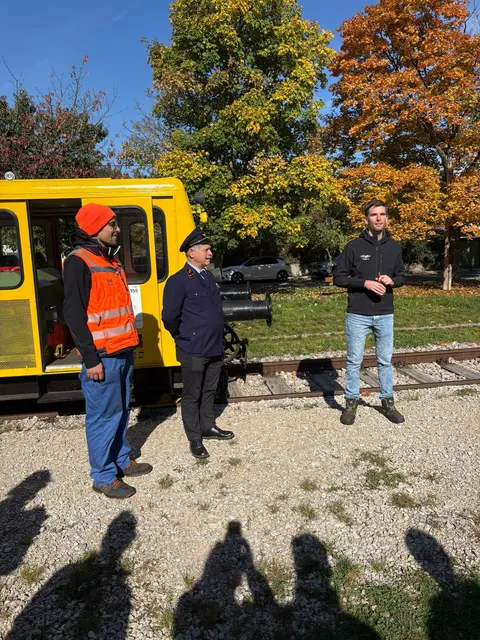 Vereinsobmann Fabian Köhazy mit dem "Postkastl", der neuen Motordraisine 626. | Foto: Verein Kaltenleutgebner Bahn