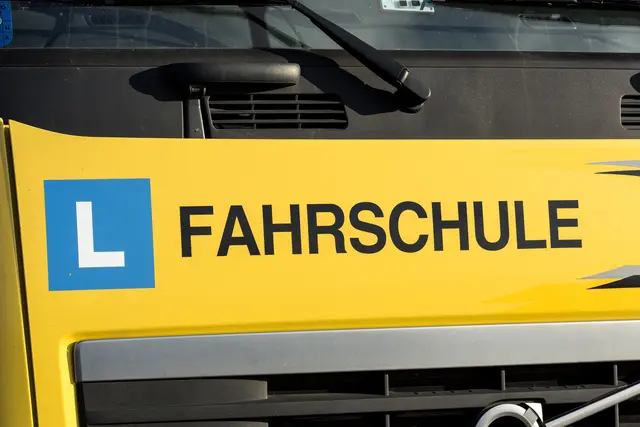 Ziel sei es, Fahrschulen zu verpflichten, ihre Preise deutlicher auszuweisen, insbesondere im Internet und in Werbematerialien. | Foto: Ernst Weingartner / Weingartner-Foto / picturedesk.com 