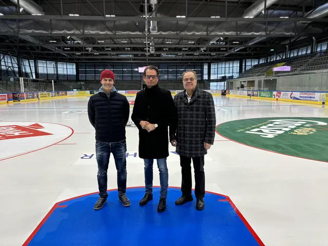 Rene Ranner, Bgm. Matthäus Bachernegg und Franz Trieb (KSV) stehen dort, wo normalerweise eine zentimeterdicke Eisschicht sein sollte. | Foto: MeinBezirk/Angelika Kern