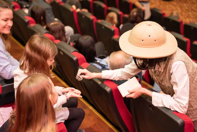 Bücherheldin "Pia Pfiffig" nimmt alles ganz genau unter die Lupe und darf nun wieder im Zentrum kreativer Kurzgeschichten stehen. | Foto: Land Steiermark/Binder