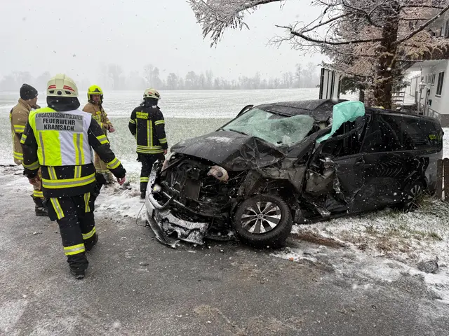 Pkw und Lkw prallten am 20. November bei winterlichen Straßenverhältnissen auf der Tiroler Straße aufeinander. | Foto: Zoom.Tirol