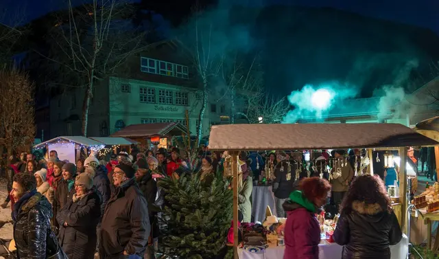 Der Christkindlmarkt in Dorfgastein findet im Gemeindepark statt und bietet Adventstände mit heimischen Produkten und natürlich das, was zu einem Adventmarkt dazugehört: heißer Glühwein, Maroni und weihnachtliche Musik. | Foto: Gasteinertal.com