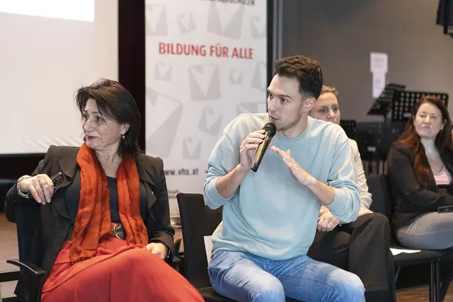Veronika Kaup-Hasler und Paul Stich (beide SPÖ) diskutieren mit den Teilnehmerinnen und Teilnehmern.   | Foto: intotheblue.studio