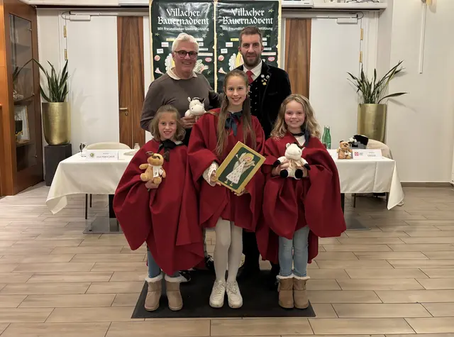Sind beide stolz: Michael Grossegger (Adventbauer der Bauerngman Villach r.) und Gerhard Brüggler (Organisator Bauernadvent l.) | Foto: Meinbezirk/Chiara Kresse