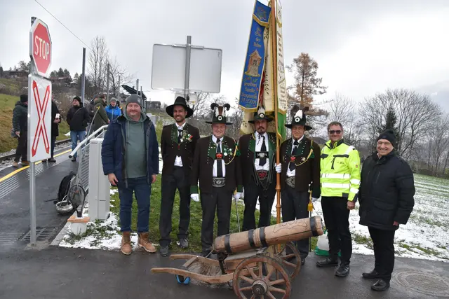 Eine Abordnung der Telfer Schützen rund um Hptm. Manfred Hober hat den kleinen Festakt würdig umrahmt.