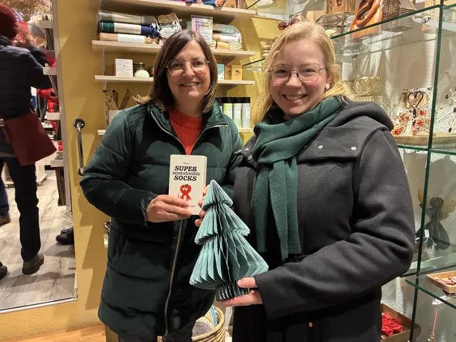 Angelika Dax (links) und Elena Merkel im Weltladen. | Foto: Anna Maria Kaufmann