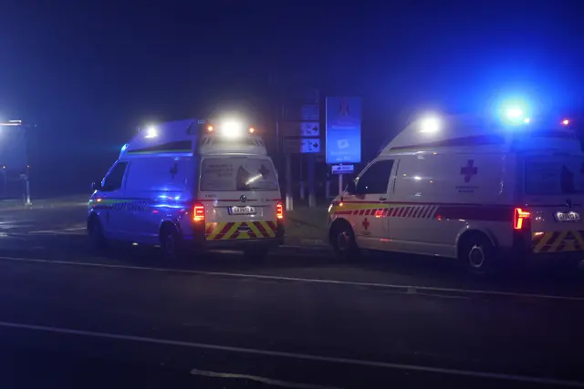 Zwei Pkw krachen bei der Auffahrt zur A8 bei Pichl im dichten Nebel zusammen – drei verletzte Personen. | Foto: laumat.at