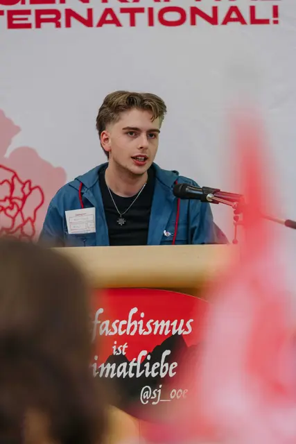 David Scheschi (19) arbeitet bei der Sozialisitischen Jugend OÖ im Landesvorstand mit. | Foto: MecGreenie Production