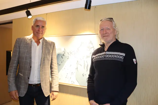 Raika-Vorstand Josef Chodakowsky und der ausstellende Künstler Peppi Spiss.  | Foto: Elisabeth Zangerl
