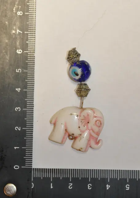 Diesen Anhänger hatte die verstorbene Frau bei sich. Nach Aufrufen in den Medien konnten Hinweise die Identität der Frau klären. Ihr Erwachsenenvertreter hat sie bereits im August als vermisst geldet. | Foto: LPD NÖ