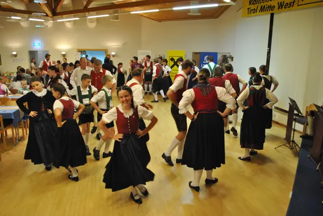 Zahlreiche begeisterte Tänzerinnen und Tänzer folgten auch heuer wieder der Einladung des Trachtenverbandes und schwangen bis spät in die Nacht eifrig das Tanzbein. | Foto: Stefanie Plank