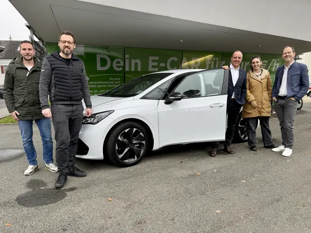 Der neue Cupra Born wurde von KEM-Manager Christian Hütter (2. v. l.) und Bürgermeister Christoph Stark (3. v. l.) vorgestellt.  | Foto: Stadtmarketing Gleisdorf