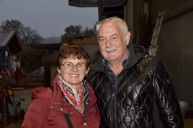 Anni und Tom Loos wohnten dem Gießvorgang bei. | Foto:  Gerhard Scopoli