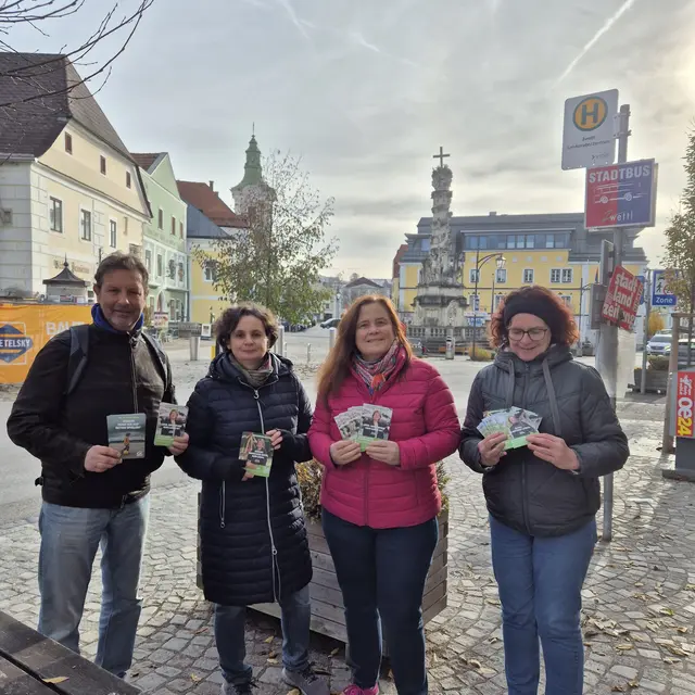 Die Grünen Zwettl informierten und tauschten sich mit Zwettler Bürgern auf der Straße aus. | Foto: Grüne Zwettl