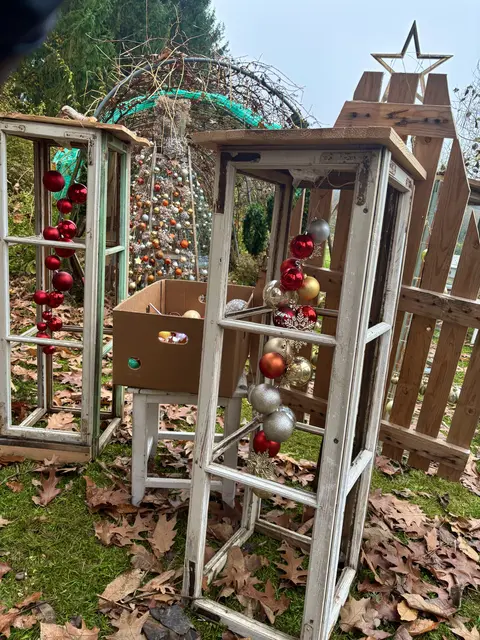 Aus alten Holzfenstern werden hier entzückende Laternen. | Foto: Margot Jeitler