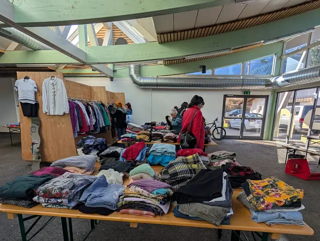 Der gleichzeitig stattfindende Kleidertauschmarkt war wieder ein Publikumsmagnet. | Foto: Charly Winkler