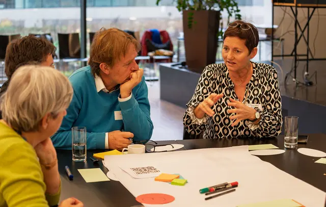 Dagmar Steiner, Leiterin des städtischen Wohnservice (r.), tauschte sich im Rahmen der Beteiligungsworkshops mit zahlreichen Vertreter:innen aus der Zivilgesellschaft und Verwaltung aus. | Foto: Stadt Salzburg