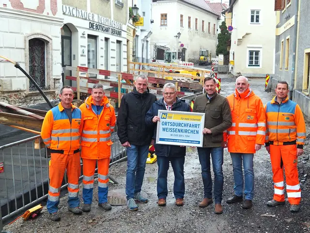v.li.n.re.: Hannes Steiner (Brückenmeisterei Krems), Florian Kranzer (Straßenmeisterei Spitz), Dipl.-Ing. Gert Kratzer (Leiter der NÖ Straßenbauabteilung Krems), Bürgermeister Christian Geppner (Marktgemeinde Weissenkirchen), Stadtrat Christoph Hofbauer (i. V. von LH-Stellvertreter Udo Landbauer),  Wolfgang Pichler (Leiter der Straßenmeisterei Spitz), Thomas Weigel (Straßenmeisterei Spitz) | Foto: Land NÖ