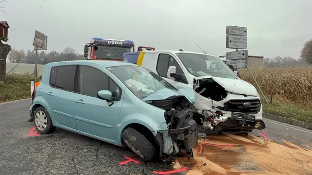Eine Person musste mit Verletzungen unbestimmten Grades zur weiteren medizinischen Abklärung in ein nahegelegenes Krankenhaus transportiert werden. | Foto: DOKU-NÖ