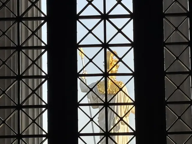 Rückansicht auf die Statue der Pallas Athene vom Parlamentsgebäude aus. | Foto: MeinBezirk