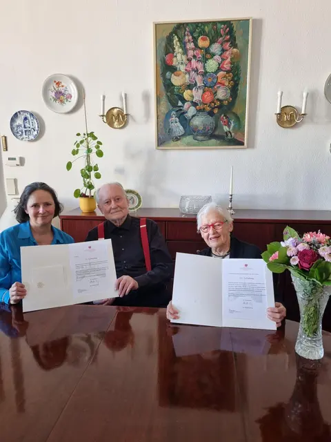 (v.l.): Bezirksvorsteherin-Stellvertreterin Isabelle Uhl (Grüne), Friedrich Bauer und Mercedes Bauer. | Foto: BV7