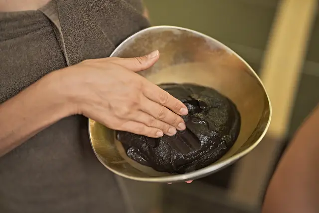 Die Moorbehandlungen können entspannend für die Muskulatur und durchblutungsfördernd für die Haut wirken. Zudem eignen sich die Packungen zum Stressabbau, zur Stärkung des Immunsystems und zum Anregen des Stoffwechsels. | Foto: Bad Töging/Gert Krautbauer
