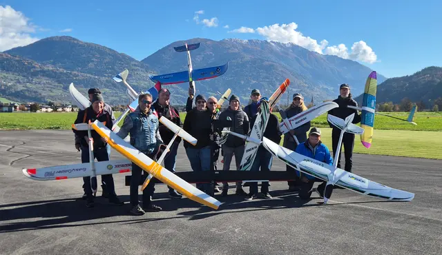 Die Teilnehmer der Vereinsmeisterschaft mit ihren Segelflugmodellen. | Foto: Mario Bodner