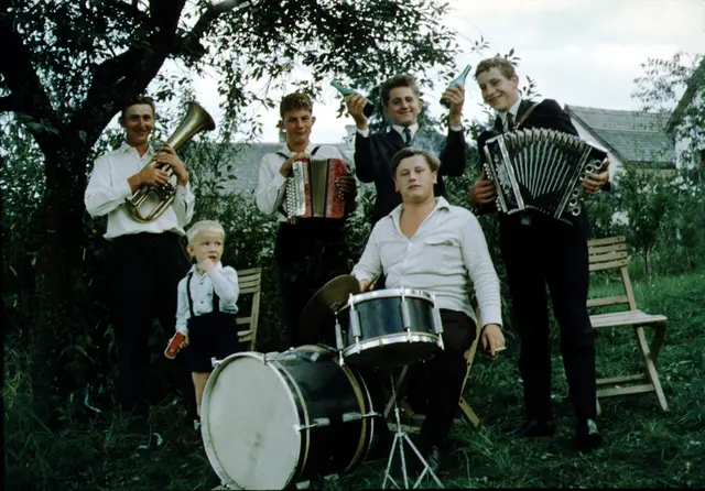 Eine Jugendband, die im Jahr 1965 bei einem Gartenfest im Pfarrhof Peilstein für Stimmung sorgte. | Foto: Topothek Peilstein