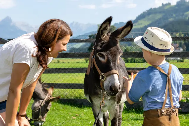 Cornelia Rohmoser arbeitet mit Kindern und Tieren zusammen. | Foto: Atelier Oczlon