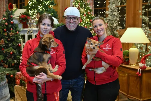 DJ Ötzi besuchte vor seinem Auftritt noch die geretteten Hunde auf Gut Aiderbichl. | Foto: Gut Aiderbichl