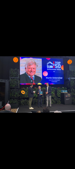 Lärchenhof-Inhaber Martin Unterrainer (Mitte) wurde im Rahmen der „Alles für den Gast“-Fachmesse in Salzburg für seine herausragende Leistung in der österreichischen Hotellerie ausgezeichnet. | Foto: Der Lärchenhof