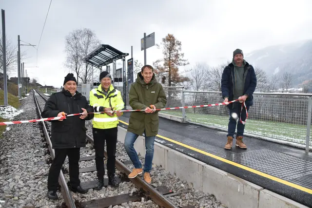 Bgm. Peter Lanthaler, IVB-GF Ekkehard Allinger-Csollich und StuBay-GF Georg Schantl  freuen sich über die neue Haltestelle in Telfes.