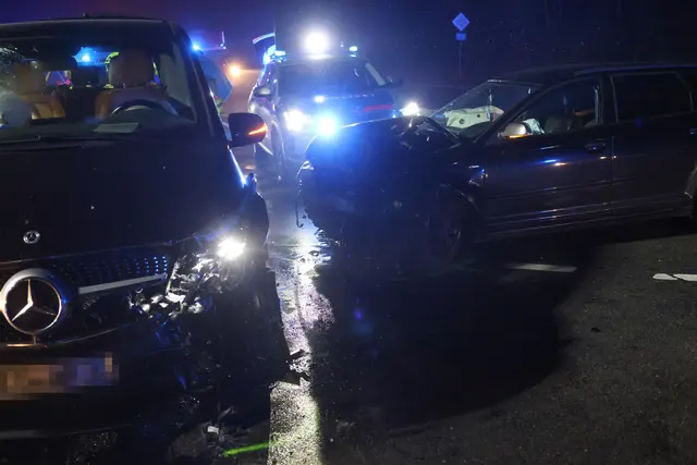 Zwei Pkw krachen bei der Auffahrt zur A8 bei Pichl im dichten Nebel zusammen – drei verletzte Personen. | Foto: laumat.at