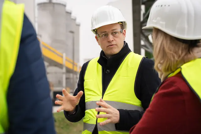 Umwelt- und Klima-Landesrat Stefan Kaineder informiert über die Vorschriften bei umweltrelevanten Anlagen. | Foto: Land OÖ