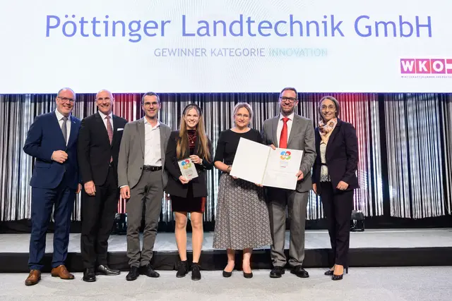 Friedrich Dallamaßl (WKOÖ Bereichsleiter Bildung), Gregor Dietachmayr (Geschäftsführer Pöttinger Landtechnik), Raimund Hohensinn (Bereichsleiter Produktion Pöttinger Landtechnik), Anja Ferchhumer (kaufmännische Lehrlingsausbildnerin Pöttinger Landtechnik), Claudia Mayr (Leiterin kaufmännische Lehrlingsausbildung Pöttinger Landtechnik), Markus Müller (Leiter gewerbliche Lehrlingsausbildung Pöttinger Landtechnik) und Doris Hechenberger (Bereichsleiterin Human Resources Pöttinger Landtechnik) (v.l.). | Foto: Simlinger/Cityfoto