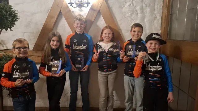 Eine erfolgreiche Truppe: Finnian Pfennig (1.), Livia Pfennig (4.), David Omminger (3.), Amy Scheiring (3.), Jonas Pfennig (5.), Leon Lindner (7.)  | Foto: RSV Kolsass/Weer