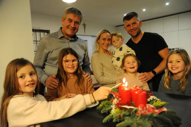 Stefan Schaub, Amstettner Bezirkssachbearbeiter Vorbeugender Brandschutz und Abschnittsfeuerwehrkommandant von Amstetten-Stadt, spricht mit Kindern und Familien aus seiner Nachbarschaft im Amstettner Ortsteil Greinsfurth über sicheres Verhalten in der Adventzeit.
 | Foto: Zarl