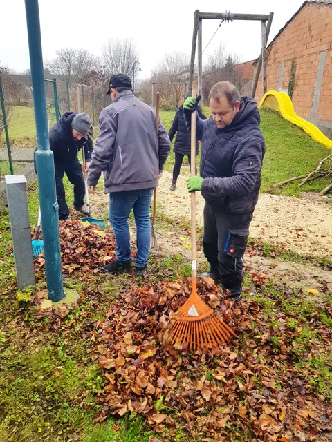 Stefan Schöpfer und weitere Helfer vom Verschönerungsverein Eichenbrunn säubern den Kinderspielplatz | Foto: VSV Eichenbrunn