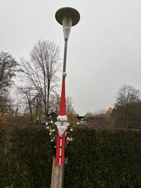 Selbst die Laternen der Nachbarschaft machen beim Adventzauber mit. | Foto: Margot Jeitler