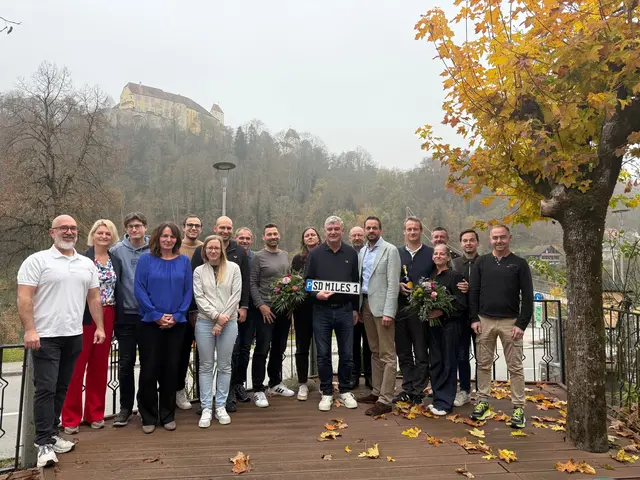Roland "Miles" Mairleitner mit dem alten und neuen Vorstand des Union Tennis Clubs St. Florian am Inn. Als Dank für 34 Jahre Treue darf er bei der Tennisanlage in Pramhof nun auf seinem ganz eigenen "Miles 1"-Ehrenparkplatz parken. | Foto: TC St. FLorian am Inn
