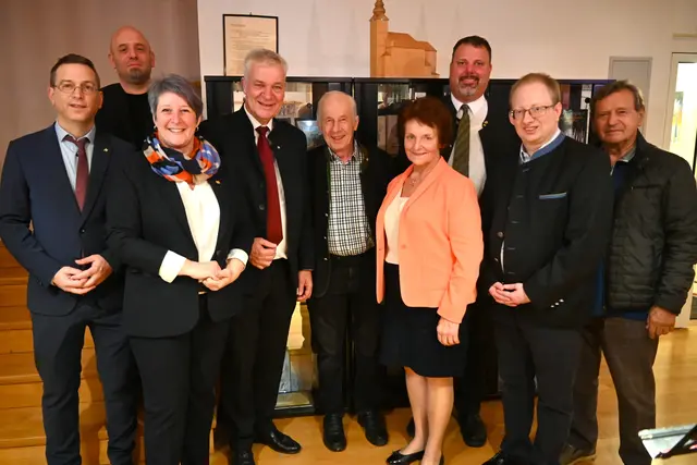 v.li.n.re.: Mag. Dr. Roman Zehetmayer, MAS, Stadtrat Jörg Ney, Vizebürgermeisterin Gabriela Dietl, Landesrat Anton Kasser, Bürgermeister a.D. ÖkR Karl Simlinger, Bürgermeisterin a.D. Ludmilla Etzenberger, Bürgermeister Bmstr. Ing. Franz Holzer, Archivar Karl Simlinger jun. und Bürgermeister a.D. Friedrich Reiter | Foto: Stadtgemeinde Gföhl / PA