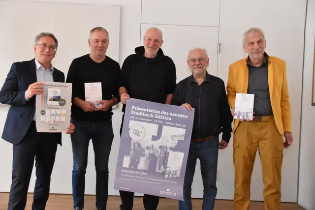 Kufstein präsentiert den nächsten Band: Bgm Martin Krumschnabel mit den Autoren Michael Sprenger, Alfred Kohlhofer und Hugo Neuhauser sowie Projekt-Initiator Andreas Falschlunger (v.l.).  | Foto: Barbara Fluckinger