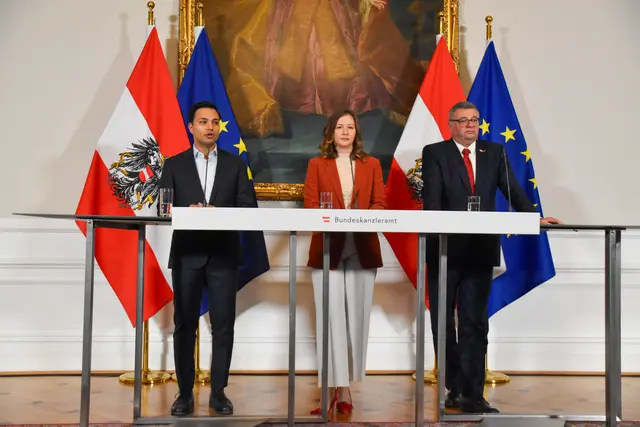 v.l.n.r.: Yannick Shetty (Neos), Claudia Plakolm (ÖVP), Jörg Leichtfried (SPÖ) | Foto: Andreas Pölzl/MeinBezirk