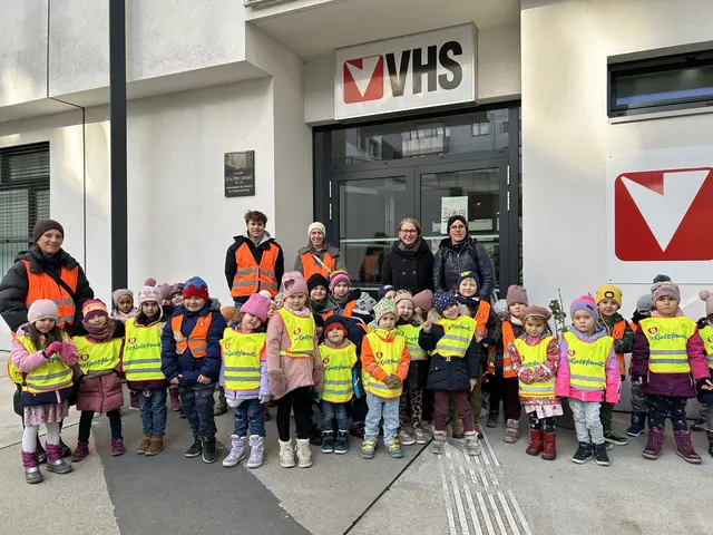 Die Kinderfreunde versammelten sich anlässlich des Tages der Kinderrechte vor der VHS in Penzing.  | Foto: BV14