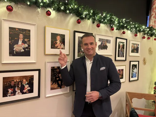 Geschäftsführer Dieter Ehrengruber bei der Wall of Fame. Zu Besuch auf Gut Aiderbichl waren unter anderem schon Karl Merkatz, Chuck Norris, Hugh Grant und Dieter Bohlen. | Foto: Emanuel Hasenauer